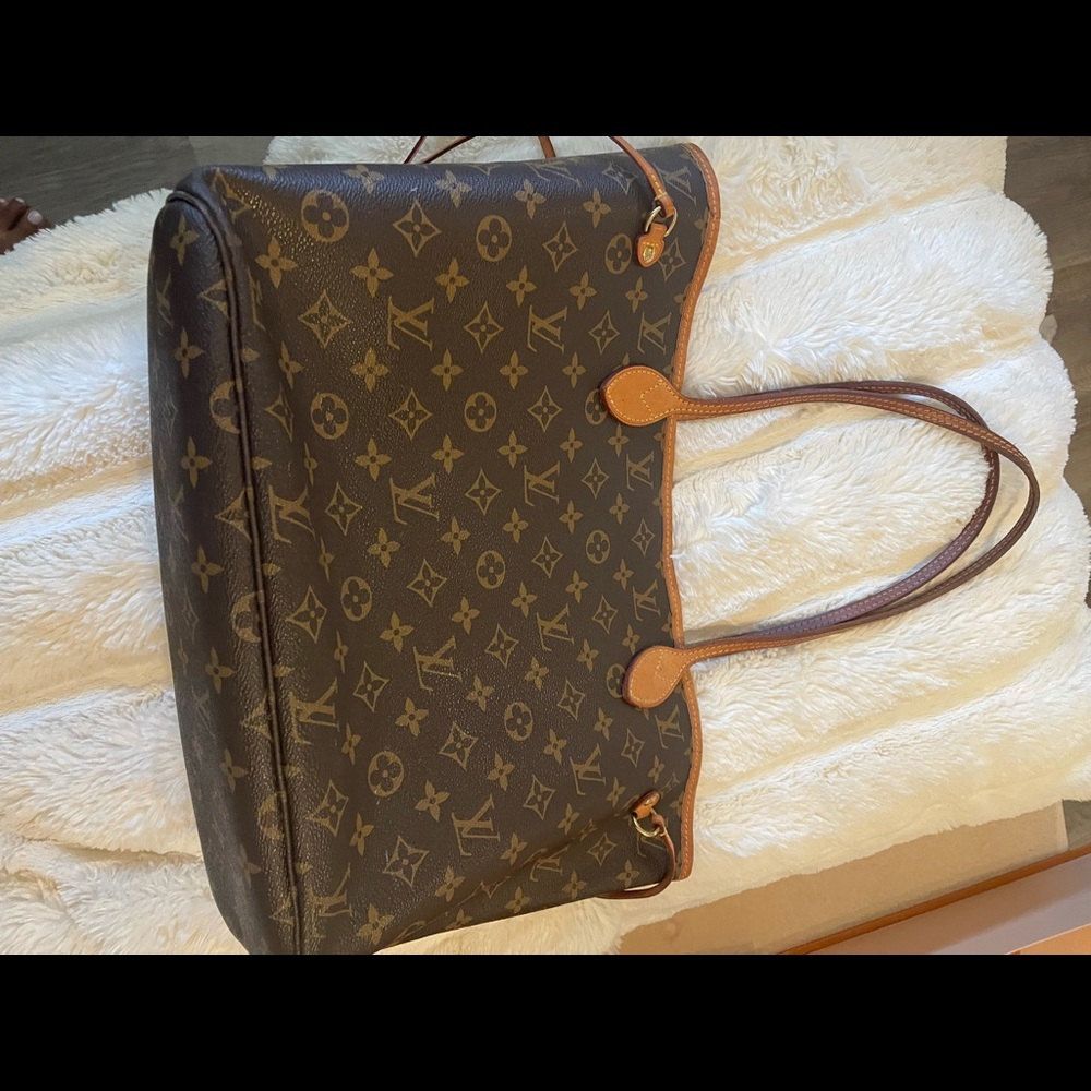 Louis Vuitton MM never full - Picture 2 of 10